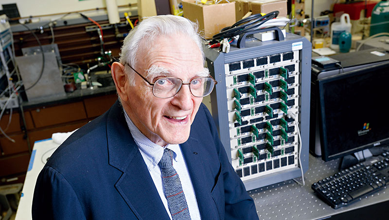 古迪納夫在1980年發明可充電鋰離子電池，不僅揭開可攜式電子裝置榮景，更帶動後進研究，迎來筆電、手機大成長時代。